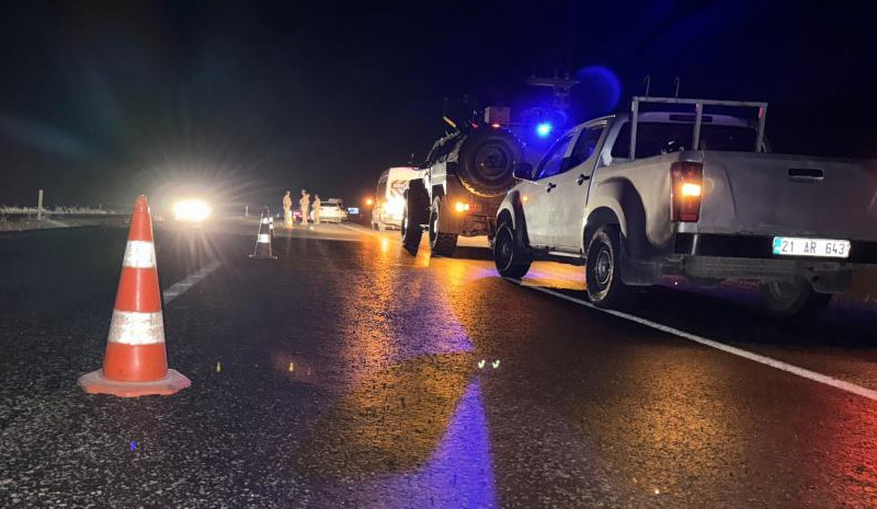 Seyir halindeki otomobili taradılar! 2 ölü 4 yaralı