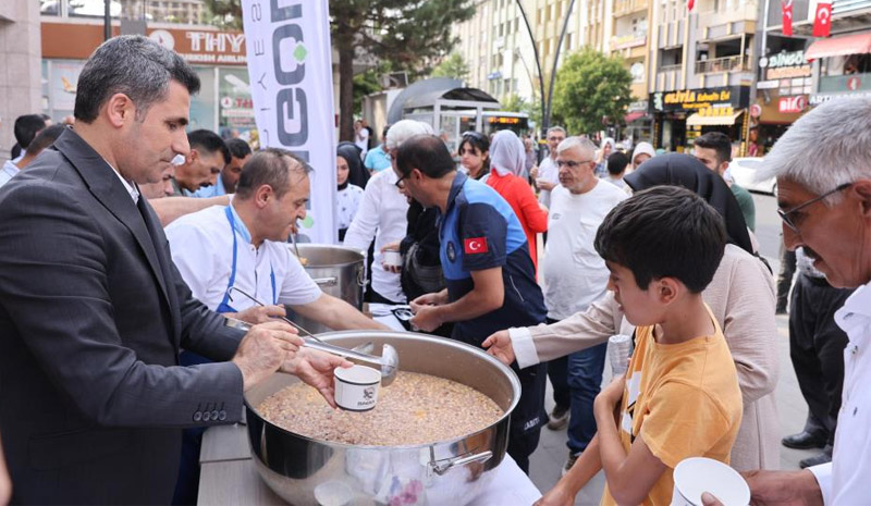 Bingöl Belediyesi`nden 3 bin kişiye aşure ikramı