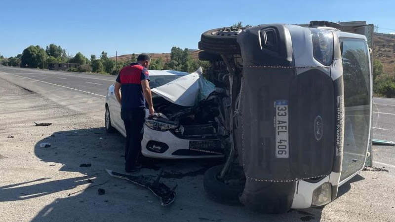 Bingöl`de otomobil ve pikap çarpıştı: 2 yaralı