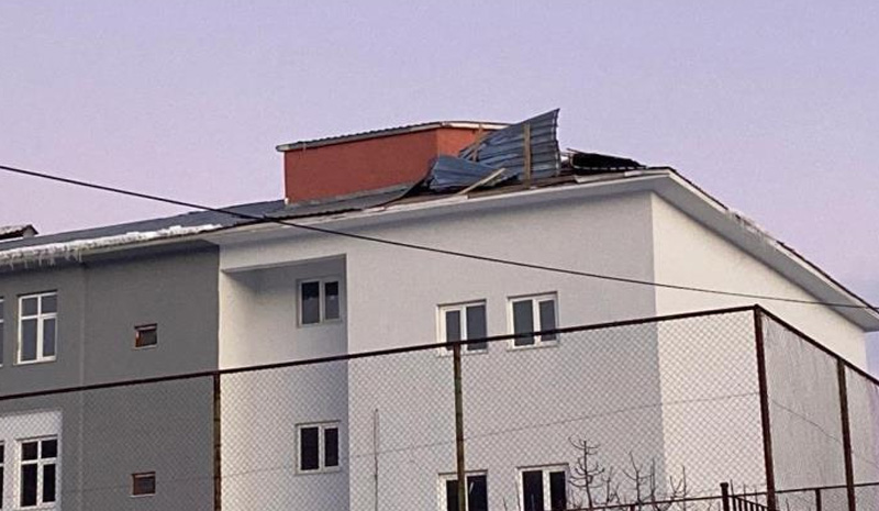 Bingöl`de şiddetli rüzgâr ve tipi çatıları uçurdu
