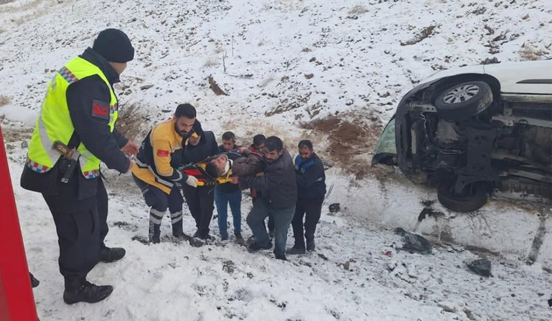 Bingöl`de otomobil buzlu yolda kontrolden çıktı! 2 yaralı