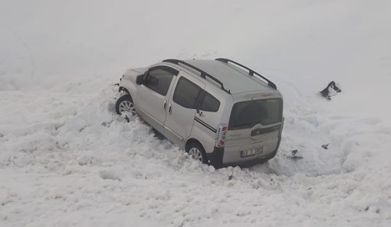 Bingöl`de araç şarampole yuvarlandı: 3 yaralı