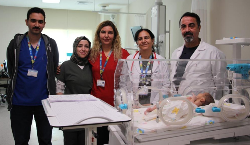 Doğuştan bağırsağının bir kısmı olmayan bebek sağlığına kavuştu