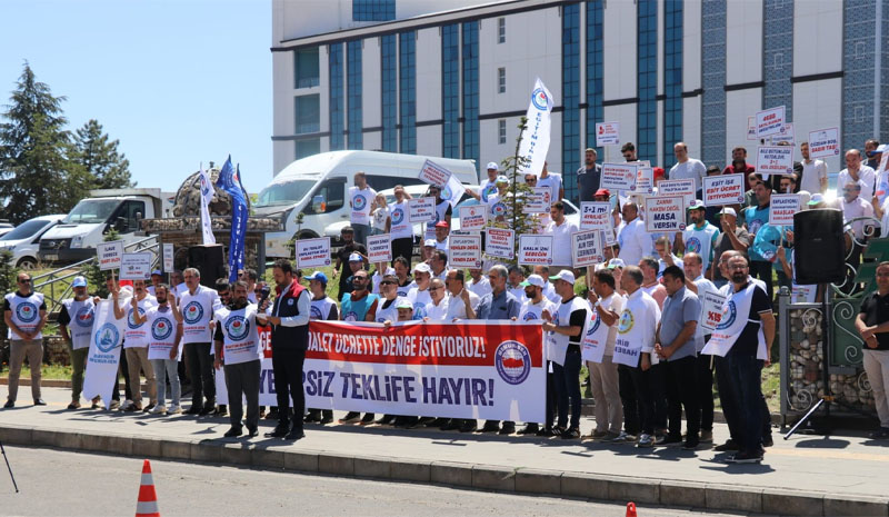 Bingöl`de memurlardan Hükümetin zam teklifine tepki