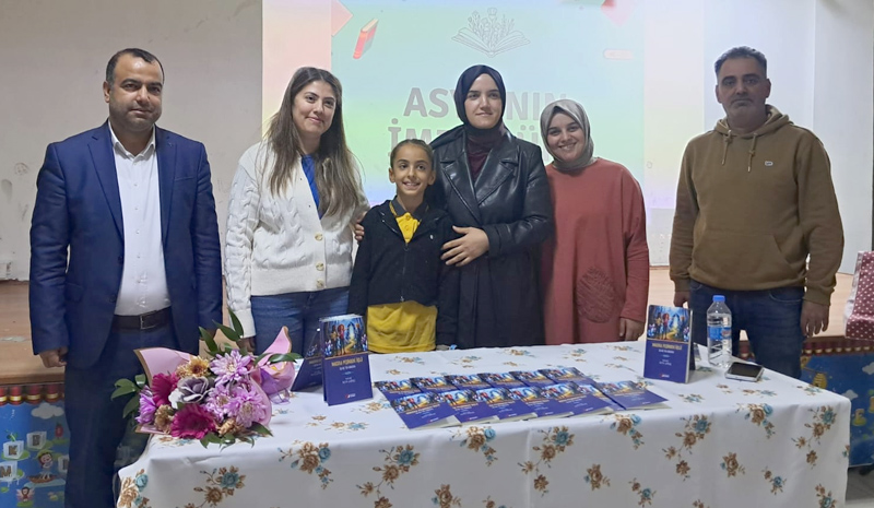 Genç Yazar Asya Şanlı, 4. Sınıfta Kendi Kitabını Yazdı