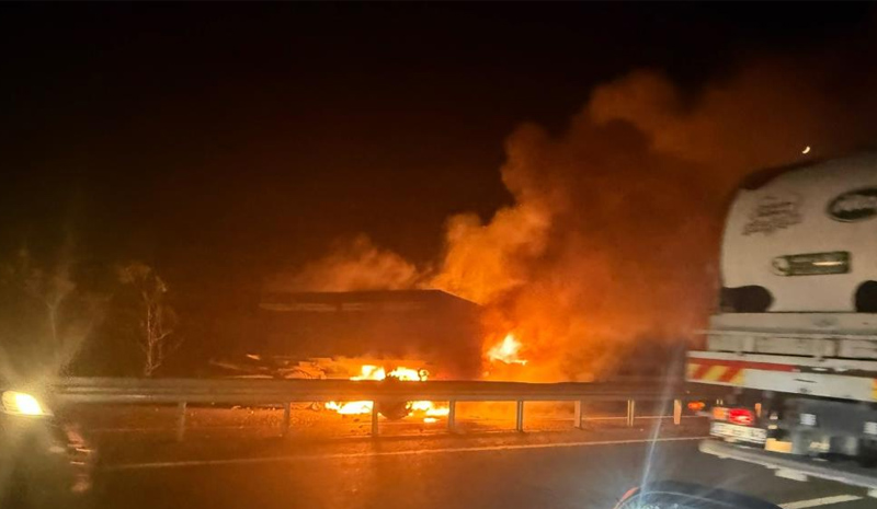 Römorka çarpan otomobil alev topuna döndü: 2 yaralı