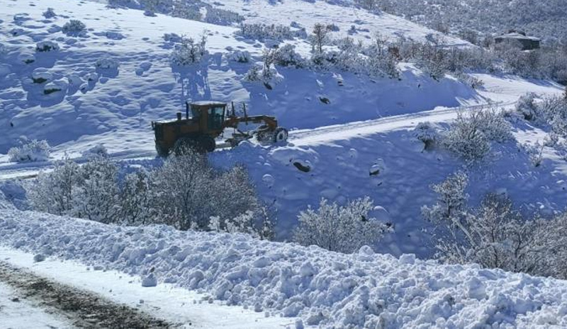 Bingöl`de Köy Yollarında Çalışmalar Sürüyor