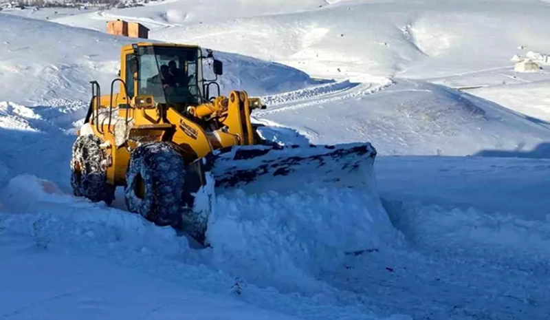 Bingöl`de karla mücadele sürüyor: 168 köy yolu kapalı