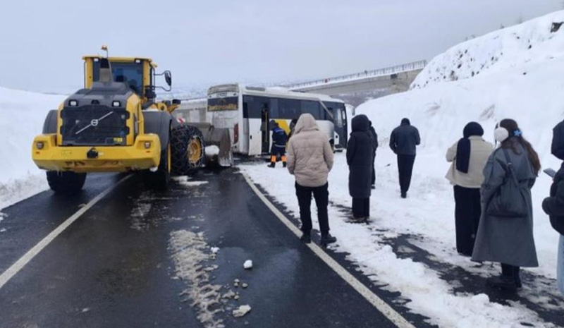 Bingöl`de karda kontrolden çıkan midibüs kara saplandı