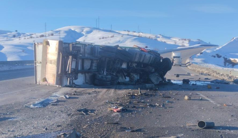 Bingöl`de tır devrildi: 1 yaralı