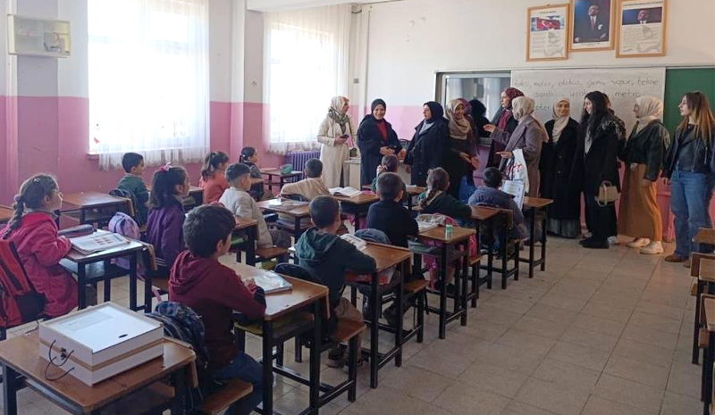 Bingöl`de KYK`lı Gençlerden Köy Okuluna ‘Isıtan Eller` Projesi