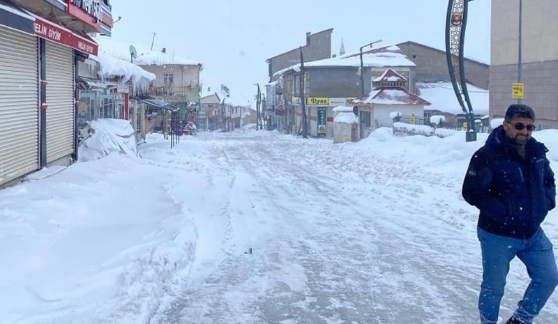 Karlıova`da kar ve tipi hayatı olumsuz etkiledi