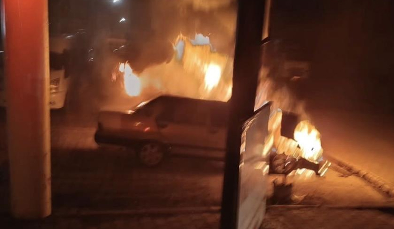 Bingöl`de park halindeki araç alev topuna döndü