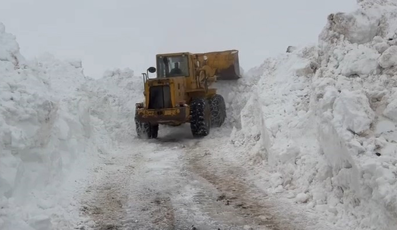 Bahar geldi ama Karlıova`da kar mesaisi bitmedi