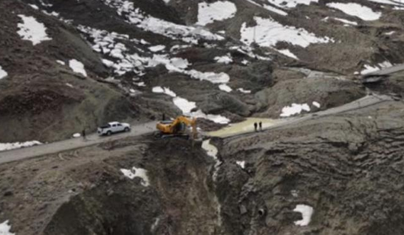 Yelesen Grup Yolunda Heyelan! Çöken Yolda Çalışmalar Başladı