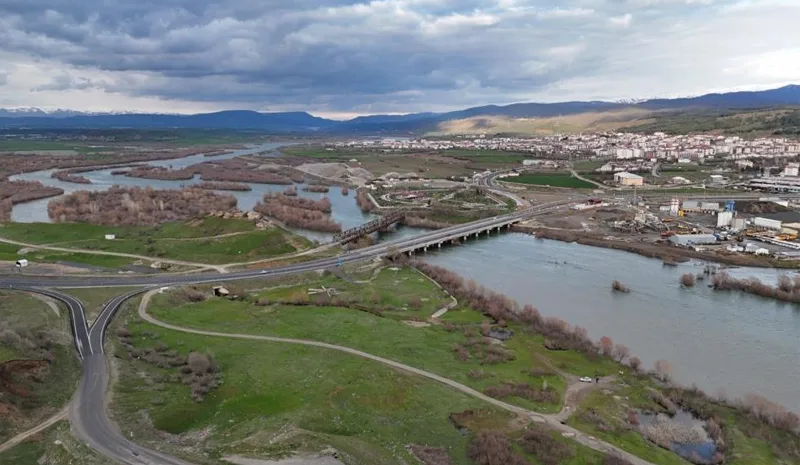 Murat Nehri ve Genç Köprüsü`nün eşsiz manzarası…