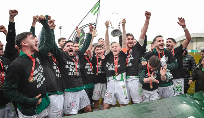 12 Bingölspor Şampiyonluk Kupasını Evinde Kaldırdı