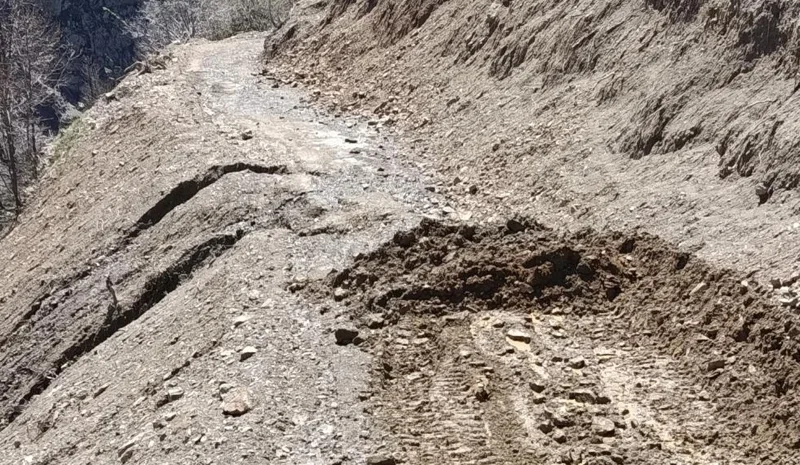 Heyelanda kapanan köy yolunda çalışmalar sürüyor