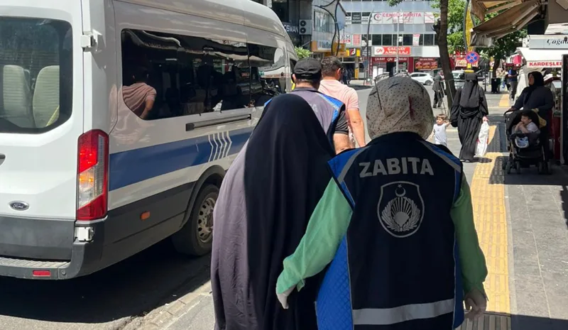 Komşu illerden gelip Bingöl`de dileniyorlar! Zabıta yakalayıp cezayı kesti!