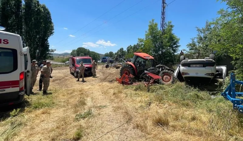 Traktöre Çarpan Otomobil Ters Döndü