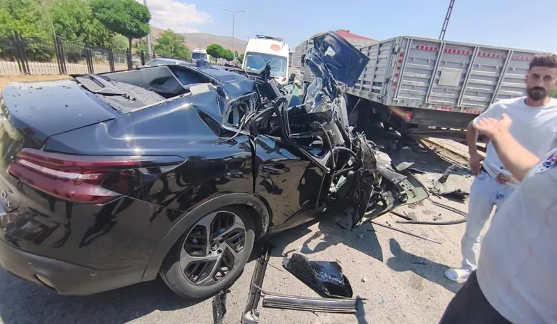 Bingöl`de Tıra Çarpan Otomobil Hurdaya Döndü: 1 Yaralı