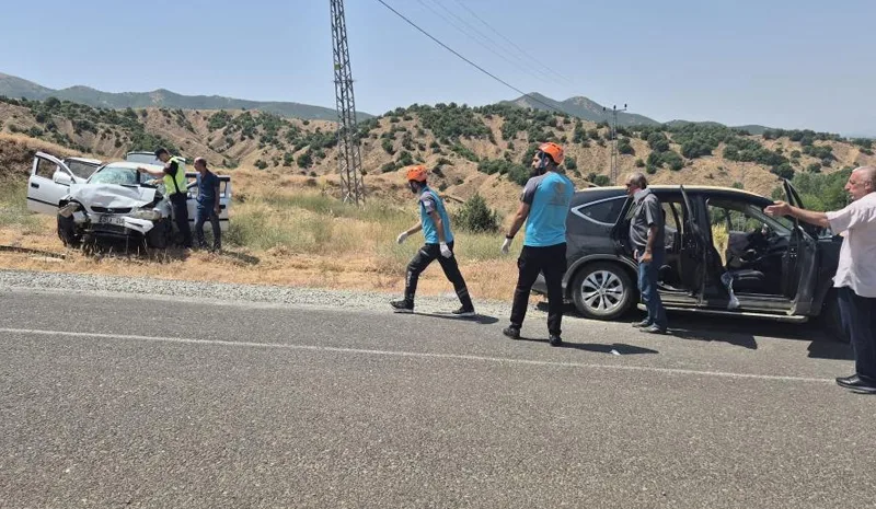 Bingöl`de İki Otomobil Çarpıştı: 1`i Ağır 8 Yaralı