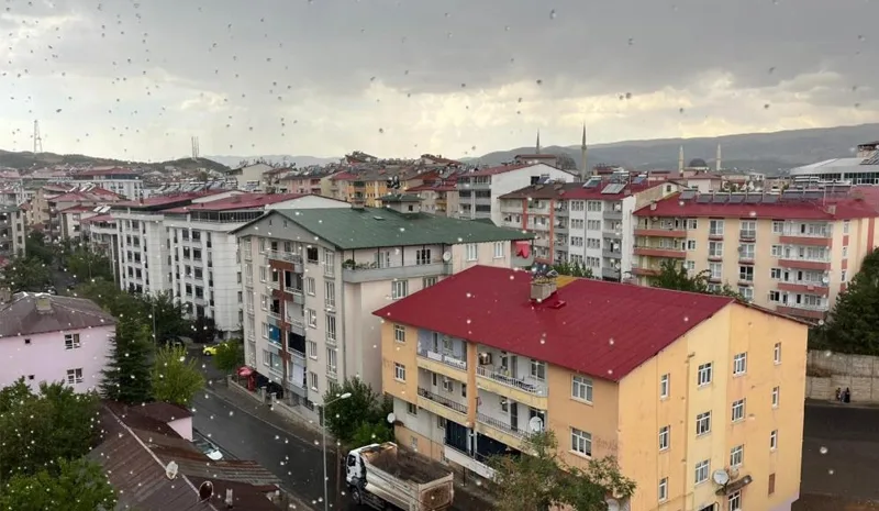 Bingöl`de sağanak ve fırtına! Çatı caddeye savruldu!