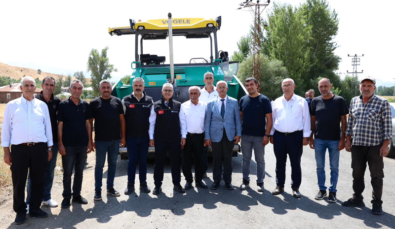 Sıcak asfaltta ilk serim Garip Köyü`nde