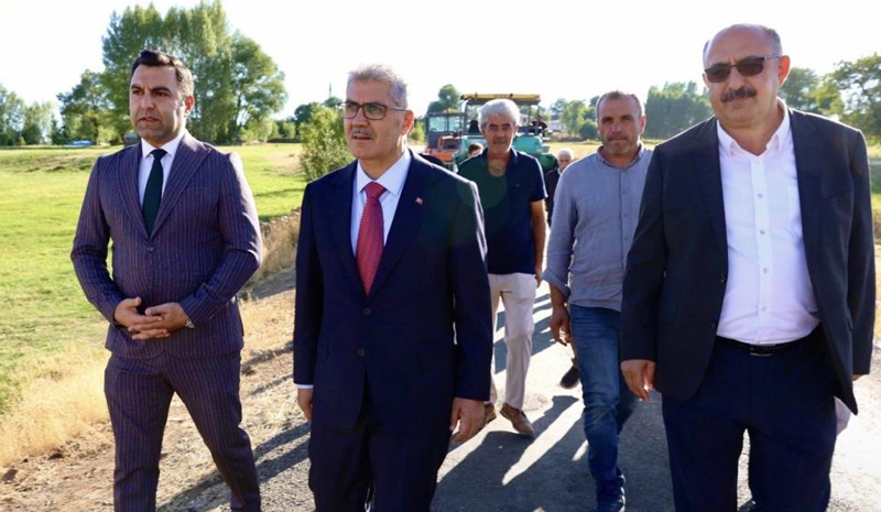 Asfalt çalışmalarını inceleyen Vali Çelik`ten `kalite` vurgusu