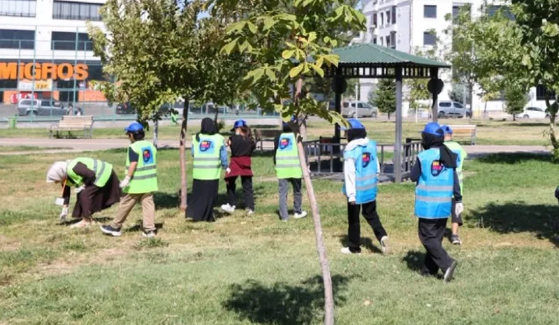 Bingöl`de öğrencilerden çevre için örnek davranış!