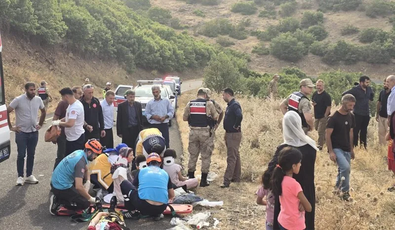 Bingöl`de minibüs şarampole yuvarlandı: 10 yaralı