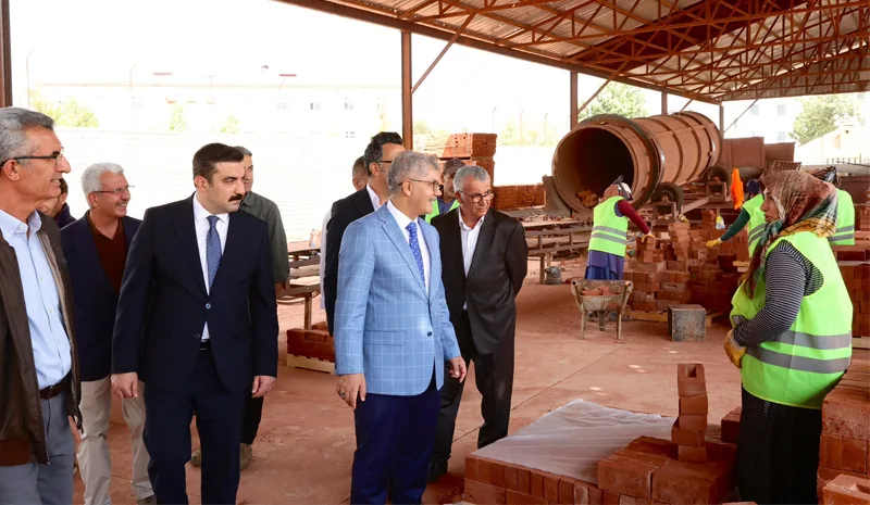 Vali Çelik`ten tuğla fabrikasına ziyaret; Üretim ve istihdam vurgusu