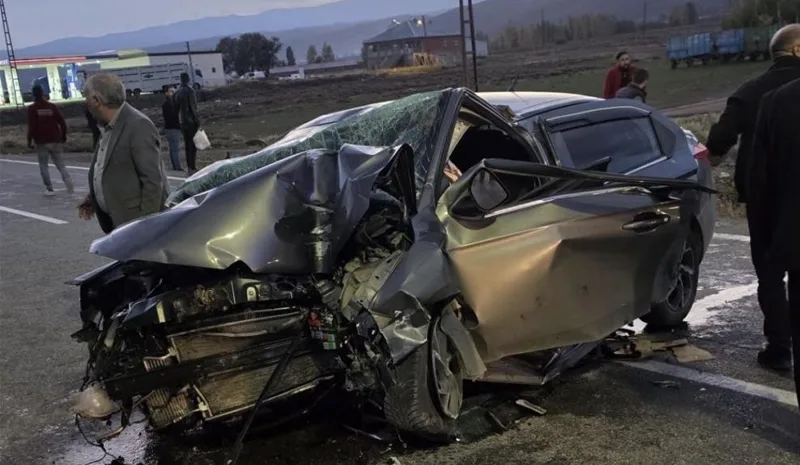 Karlıova`da otomobil direğe çarptı: 3 yaralı