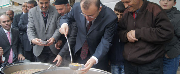 Aşureyi kendisi dağıttı