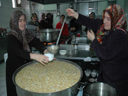 Bahar derneği`nden 4 bin kişiye aşure