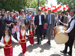 Bakan yılmaz, öğrencilerle halay çekti