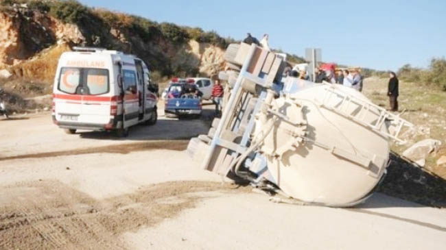 Beton mikseri devrildi: 2 yaralı