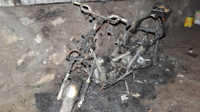 Bingöl`de park halindeki motosiklet yakıldı
