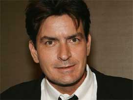 Charlie sheen eşini tehditten gözaltında