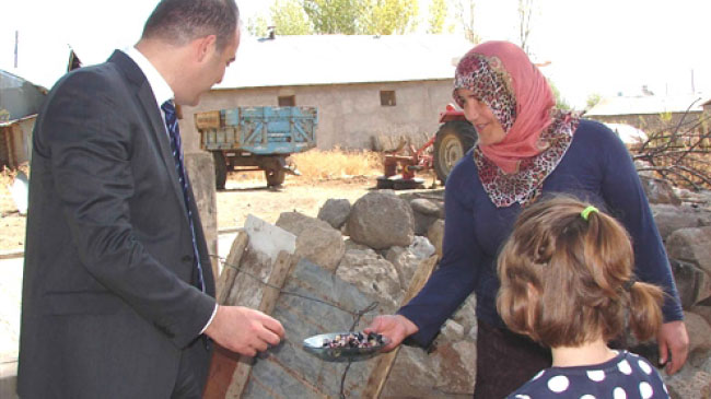 Denizlili eğitimciler bingöl`de kurban kesti