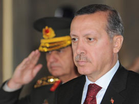 Gözaltındaki subaylara 80 sayfa balyoz sorusu