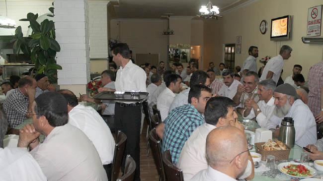 Hüda par`dan iftar yemeği