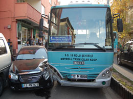 Inönü caddesi`nde maddi hasarlı kaza