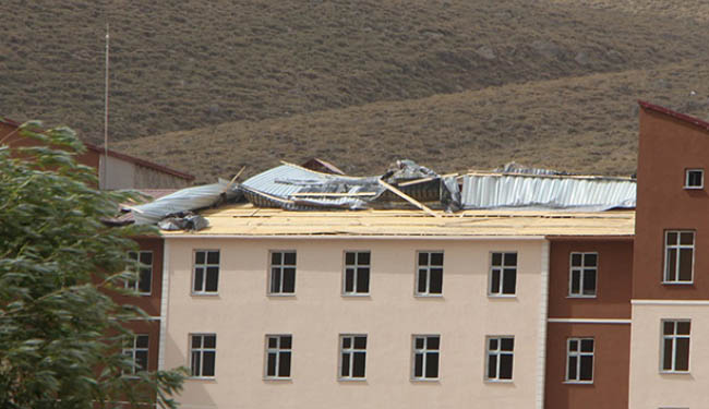 Karlıova`da çatılar uçtu