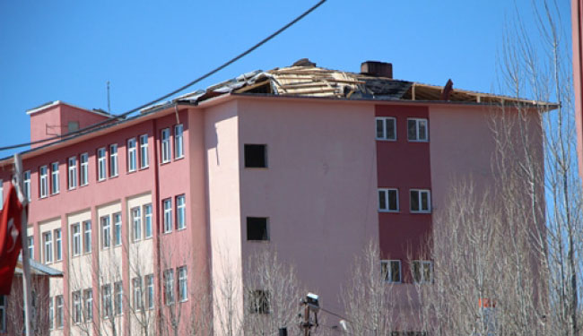 Karlıova`da fırtına çatıları uçurdu