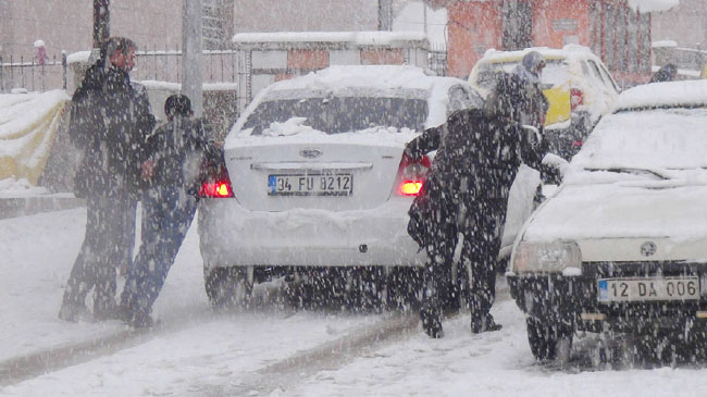 Karlıova`da, kar hayatı olumsuz etkiledi
