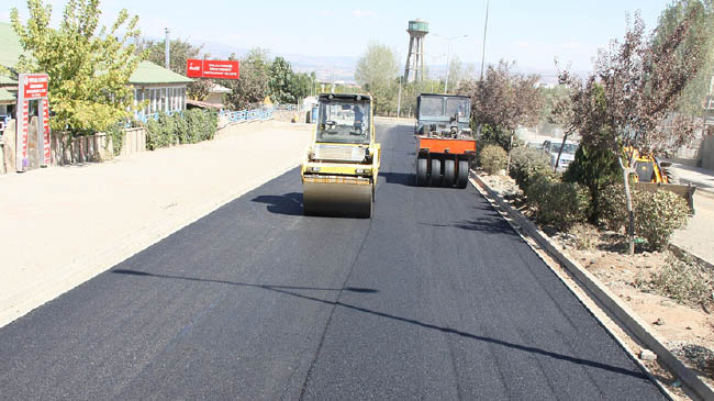 Karşıyaka`da asfalt çalışması başladı