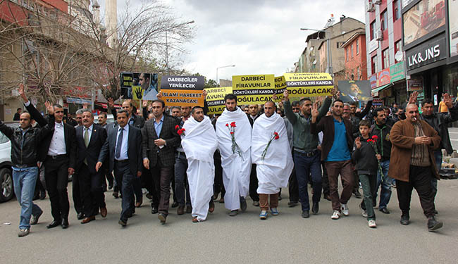 Kefenli protesto!