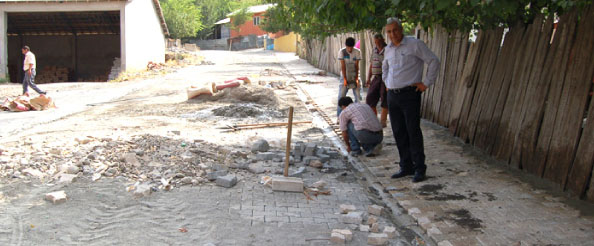 Kiğı belediyesi yol çalışmaları devam ediyor