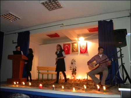 Lisede şiir ve türkü gecesi
